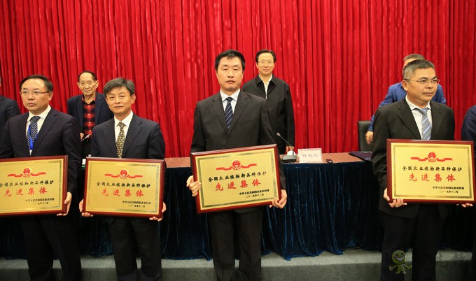 全國現(xiàn)代種業(yè)發(fā)展暨南繁硅谷建設工作會議強調(diào) 打造南繁硅谷 建設種業(yè)強國   為農(nóng)業(yè)農(nóng)村現(xiàn)代化提供有力支撐