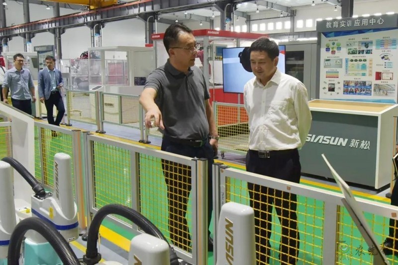 探索智慧植物工廠新模式&mdash;&mdash;新松公司與中國農業(yè)科學院都市農業(yè)研究所簽署戰(zhàn)略合作協(xié)議 