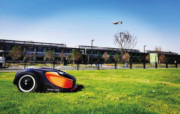 南京江北新區(qū)研發(fā)首個(gè)&ldquo;零碳放&rdquo;草坪機(jī)器人  自動(dòng)除草效率提高50%以上