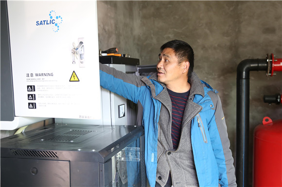 楊家全正在對&ldquo;水肥一體化&rdquo;設備進行調試