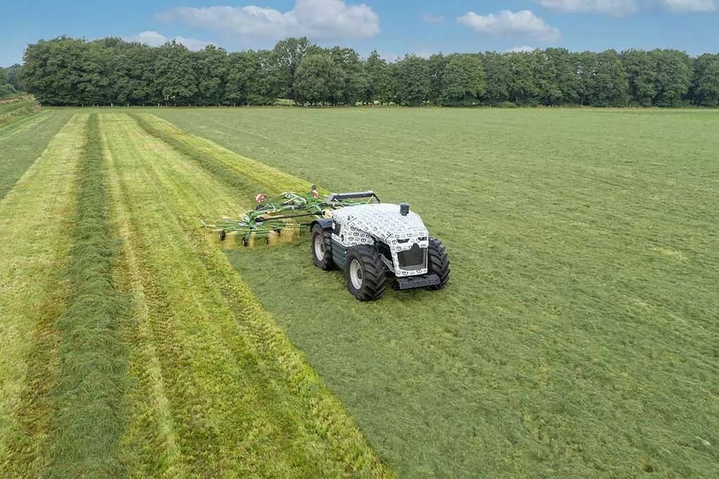 農(nóng)機(jī)具指揮拖拉機(jī)！科羅尼聯(lián)手雷肯提出無人作業(yè)新設(shè)想