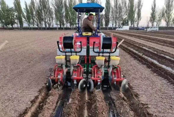 山西大豆玉米帶狀復(fù)合種植播種裝備保障工作取得階段性勝利