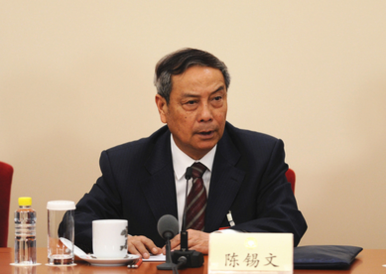 小農(nóng)戶迄今為止仍然是我國農(nóng)業(yè)經(jīng)營的基本面，這不是偏愛小農(nóng)戶，而是客觀現(xiàn)實(shí)。在發(fā)展現(xiàn)代農(nóng)業(yè)的進(jìn)程中，我們的功夫要更多地用在習(xí)近平總書記所講的創(chuàng)造改變分散、粗放的農(nóng)業(yè)經(jīng)營的條件上，這樣才能走出一條中國特色的農(nóng)業(yè)現(xiàn)代化道路。