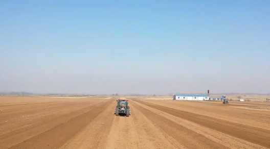 我國農(nóng)業(yè)機械化水平不斷提高 蘿卜小麥水稻棉花等都用北斗導(dǎo)航